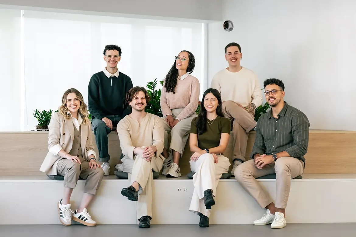 Equipe da Alfa 2 reunida no escritório